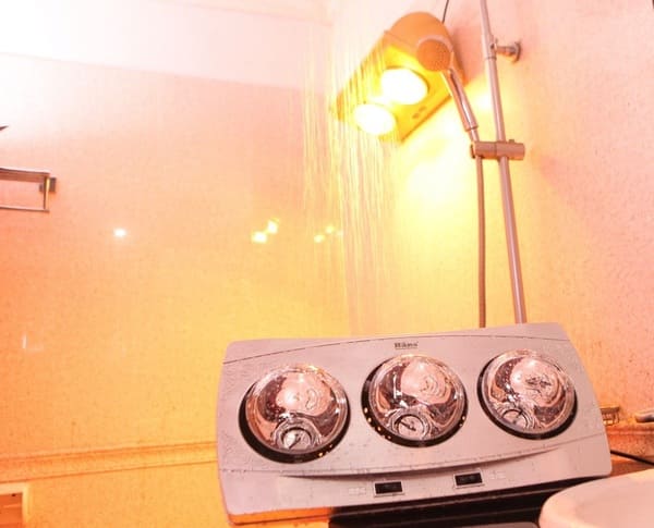 Hình ảnh lắp đặt thực tế đèn sưởi nhà tắm 3 bóng bán chạy nhất